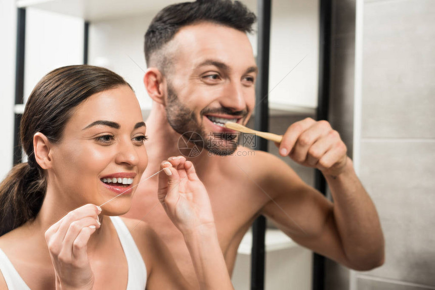 利用浴室的牙线在女朋友身边打牙刷脸部的有图片