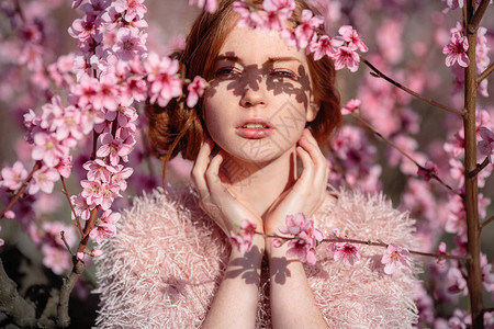 红发在温柔的桃子花园里背景图片