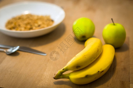 花椰菜香蕉和苹果做饭时间饮食生活图片