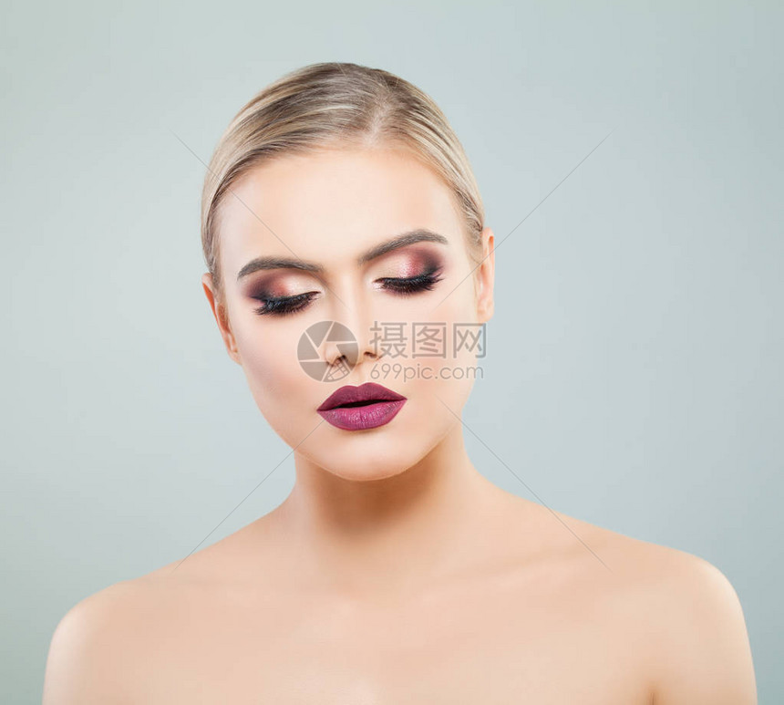 优雅的女人肖像用五颜六色的闪光眼影和嘴唇上的紫色调化妆面部护理面部提升抗衰图片