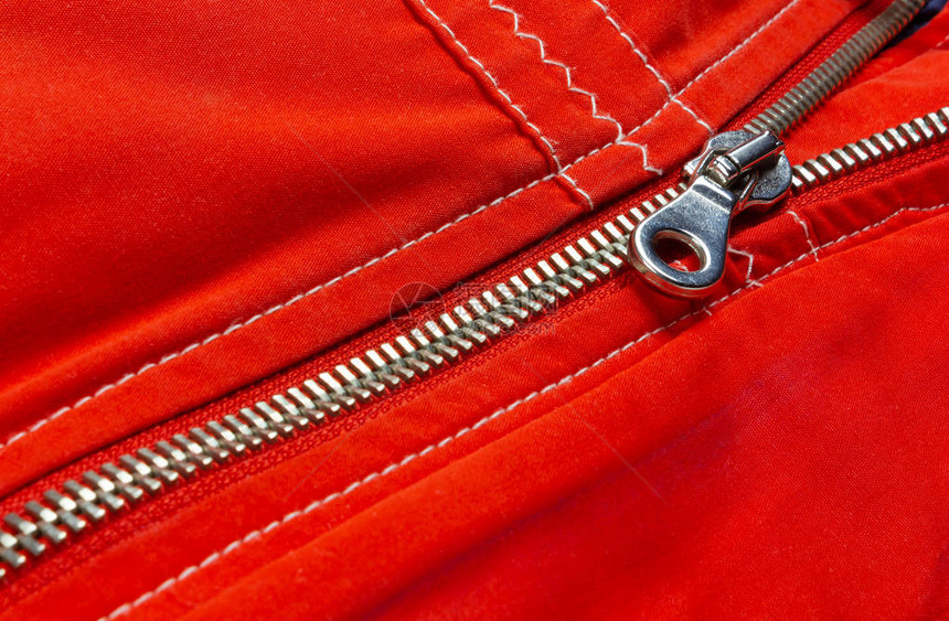 一件红色羽绒服的拉链的细节图片