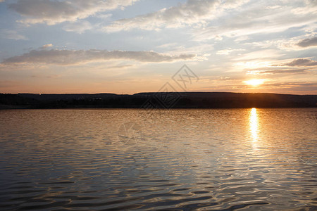 纯净的春天日落风景在湖的图片