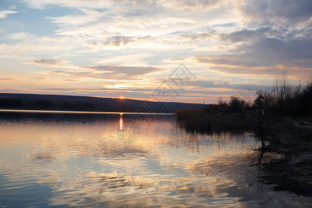 纯净的春天日落风景在湖的图片