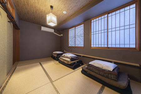 日式床垫折叠放置在日式卧室图片