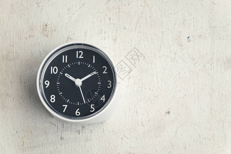 时间管理时间管理概念木制背景的闹钟图片