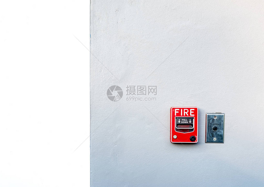 白色混凝土墙上的火警告和安全系统用于安全警报的应急设备学校医院工厂办公室公寓或家墙上的火图片