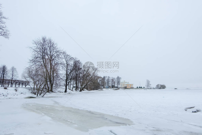 冬天的海面冰冷积雪覆盖图片