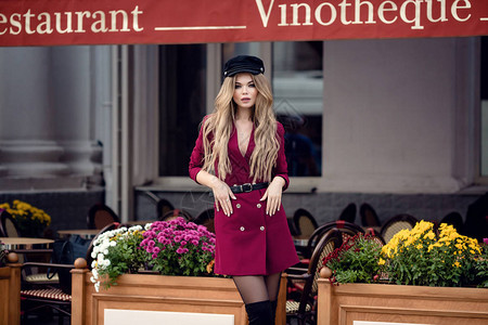 法国风格的餐厅露台穿着时装的漂亮感奢华女孩在等男朋友呢图片