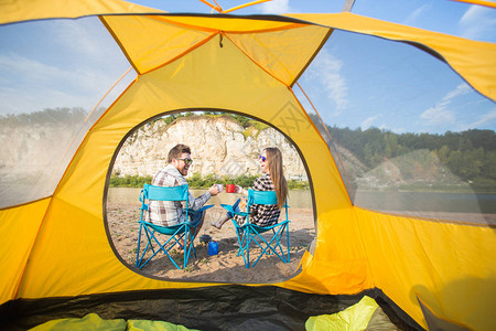人夏季旅游和自然概念在露营帐篷附近休图片