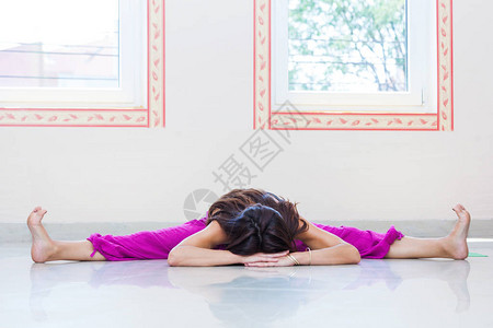 做瑜伽的成年女在室内全身摆姿图片