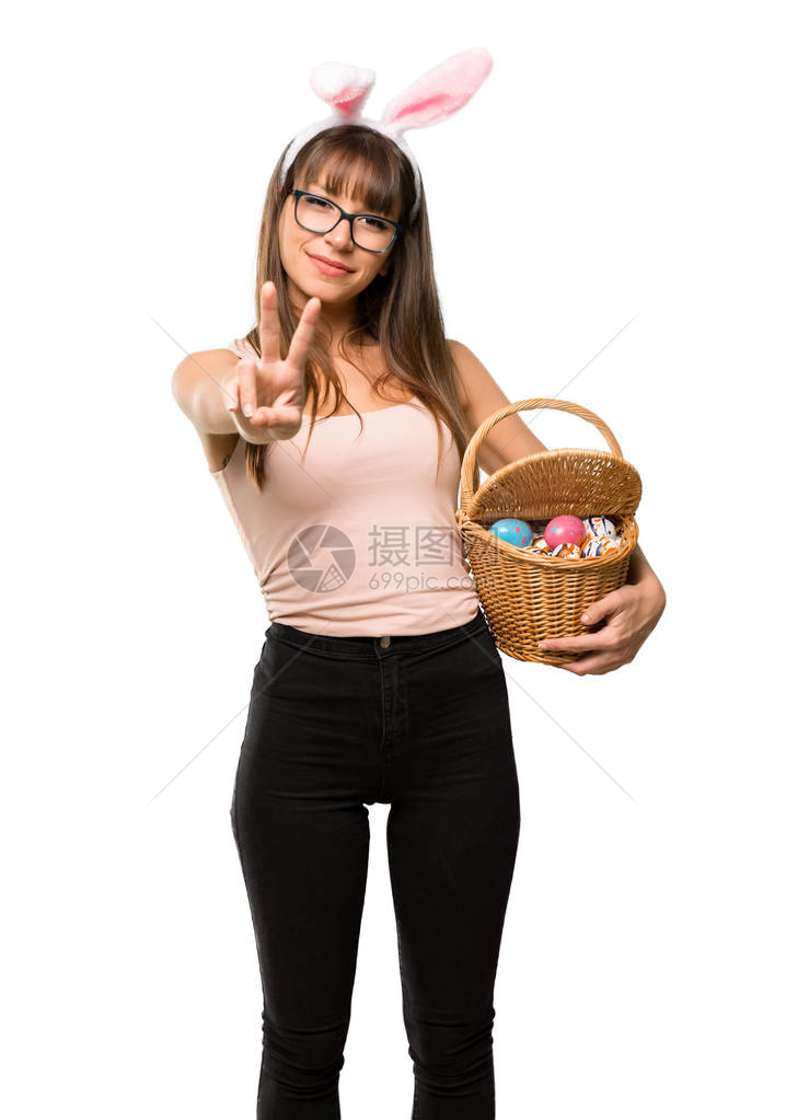 年轻女子在复活节时戴兔子耳朵微笑图片
