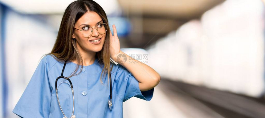 年轻的护士在医院里用手把耳朵放在耳朵图片