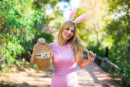 穿着兔子耳朵和彩色复活节鸡蛋的金发图片