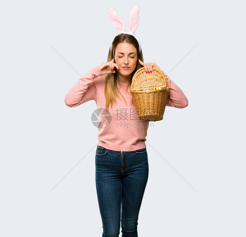 年轻妇女在复活节戴兔子耳朵图片