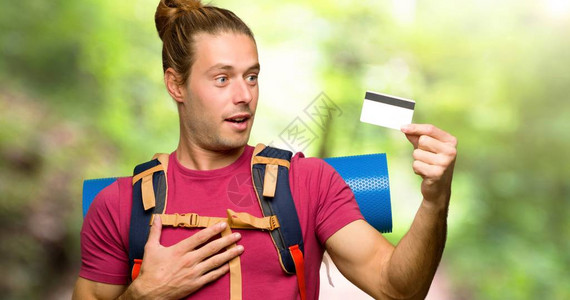 持信用卡的山背包山人拿着信用卡在图片