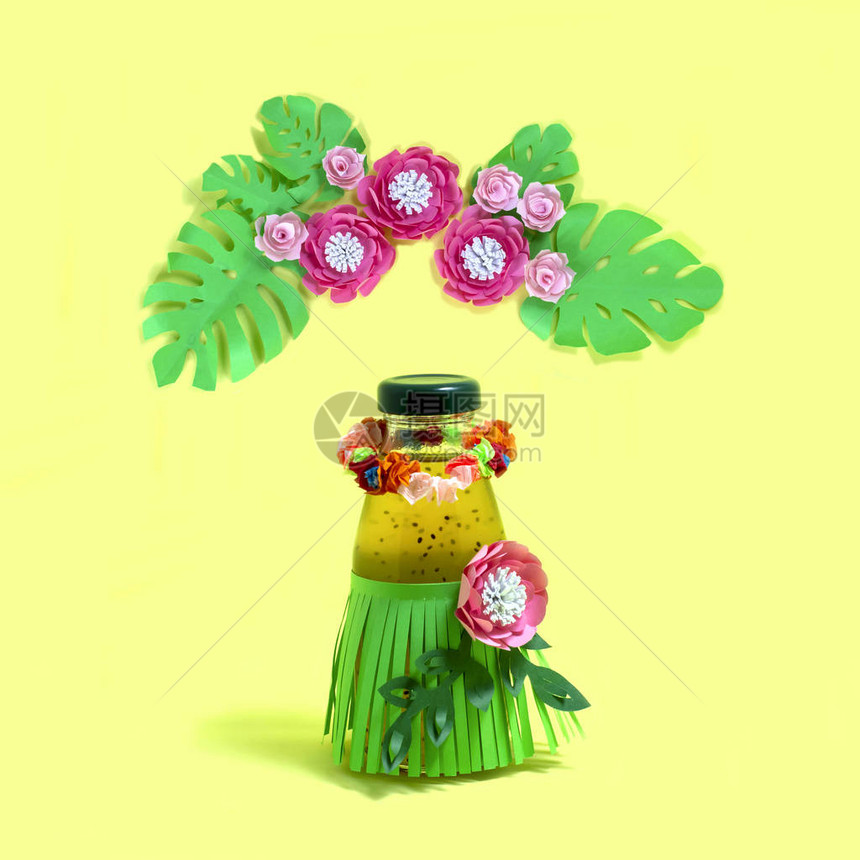 为夏威夷派对装饰夏季饮品用夏威夷假期风格的纸装饰瓶装奇异子的果汁异国情调的花朵和叶子图片
