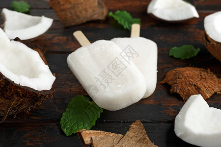 自制椰子冰棒冰棒在木桌上夏季食物图片