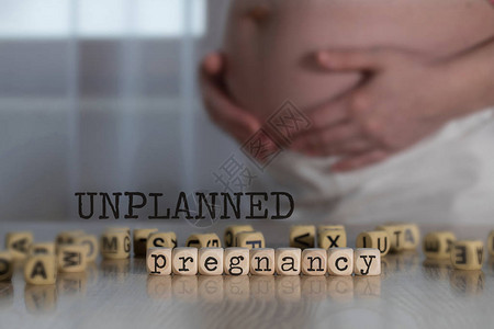 由木制字母组成的未UNPLANEDPREGNANC高清图片