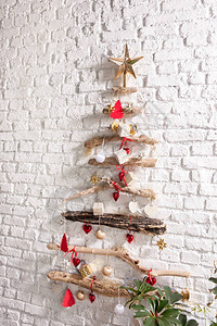 美丽的节日装饰房有圣诞树彩色饰品的图片