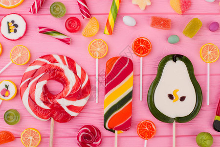 与棒糖果冻和糖果的甜点概念图片