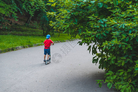小孩骑摩托车去市图片