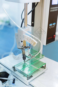 工厂印刷和组装电路板PCB自动点焊接的机器人机械系统钢铁锯器件图片