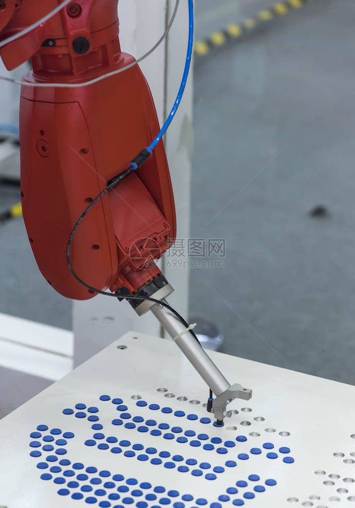 工业机器上的机器人和气动活塞吸盘单元图片