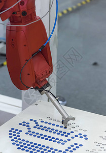 工业机器上的机器人和气动活塞吸盘单元图片