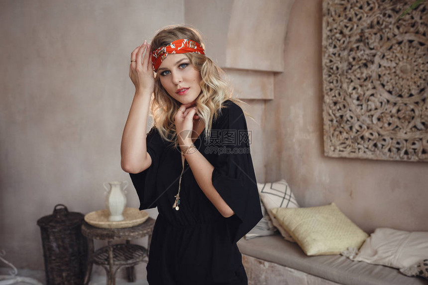 美丽感的女人金发东方风格阿拉伯摩洛哥家具魅力模特姿势时尚服装摩洛哥风格时图片