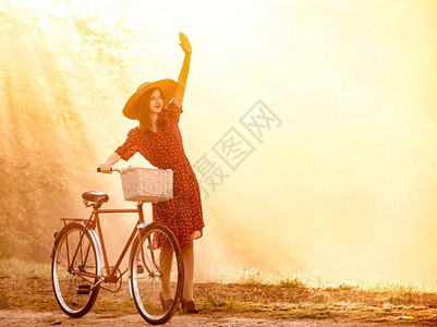 日出时间在乡村骑自行车的女孩图片