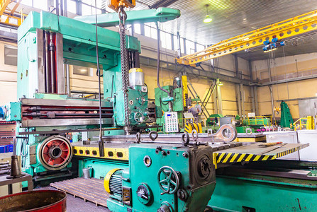 某机械制造企业的生产车间机床和金属加工设备背景图片