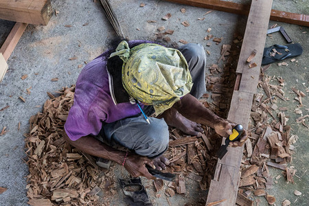 无法辨认的木匠在发展中的传统木工店使用手动工具繁重的劳动密图片
