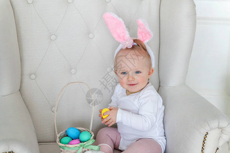 复活节那天戴着兔子耳朵的小女孩图片