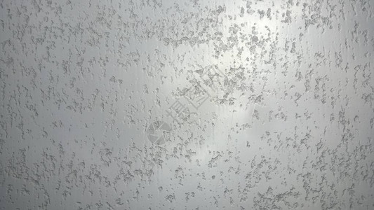 恶劣天气下玻璃上的冰雹图片