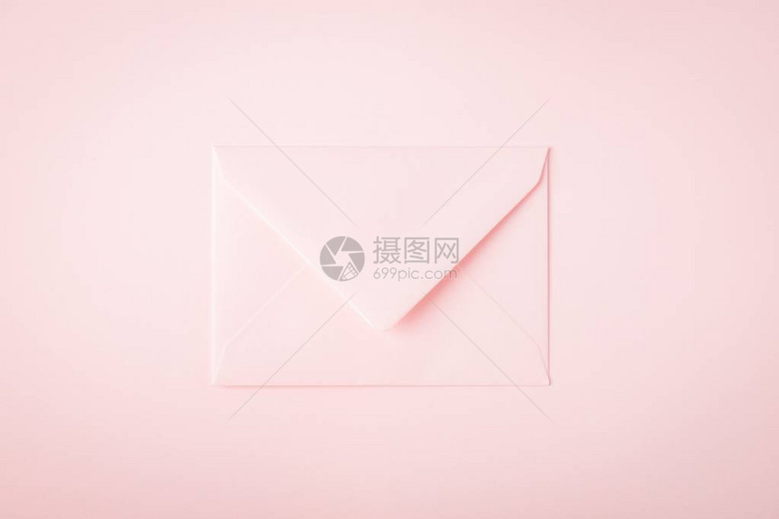 粉红色背景上的浅粉色信封细腻的背景最小的概图片