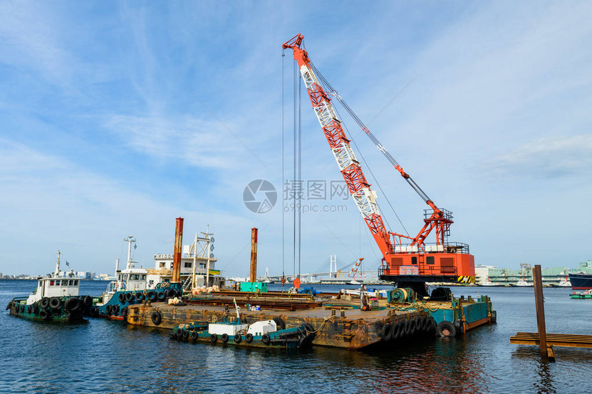 在日本横滨港的装有起重机和工程设备的船舶码头图片