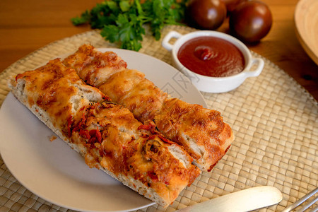 厨房餐桌上的香肠面包贴近了番茄图片