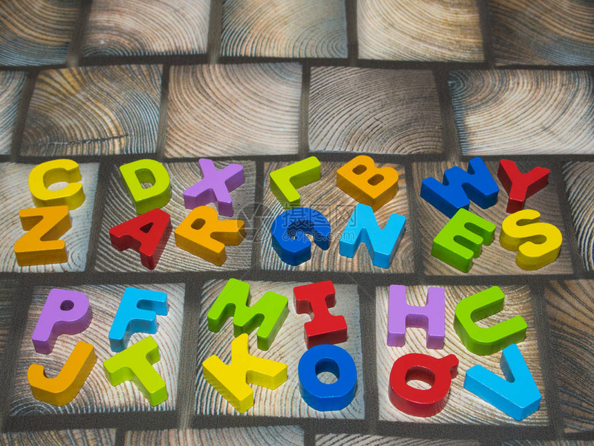 字母拼图是一个智力训练玩具Atallfigleisaintaltrainin图片