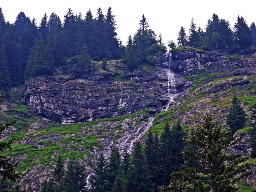 瑞士乌里州Maderanertal高山谷的季节瀑布和级联图片