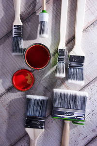 油漆罐和不同尺寸的油漆刷子背景图片