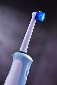 现代电动牙刷由可充电池供电背景图片
