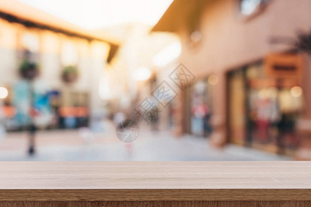 清空的木桌和文具腔调模糊了街舞节和购物中心人群的图片