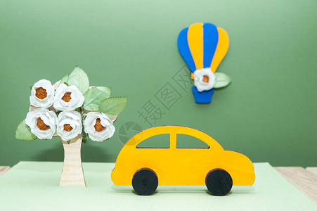 主题是交通工具带鲜花的气球开花的树和绿色图片