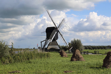 传统的乡村风车图片