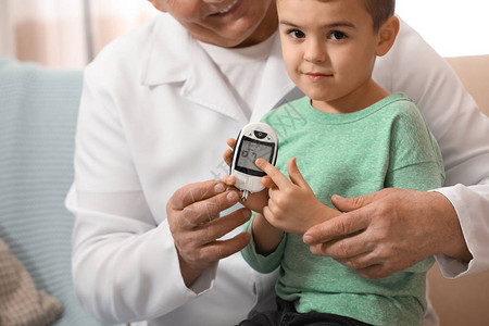 医生测量病人血糖的血糖水平图片