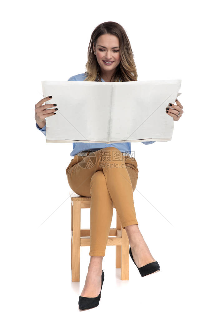 坐在白色背景的木椅子上双腿跨过双腿的女商人图片