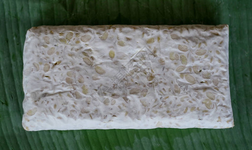 香蕉叶上的生豆豉豆豉是一种源自印度尼西亚图片