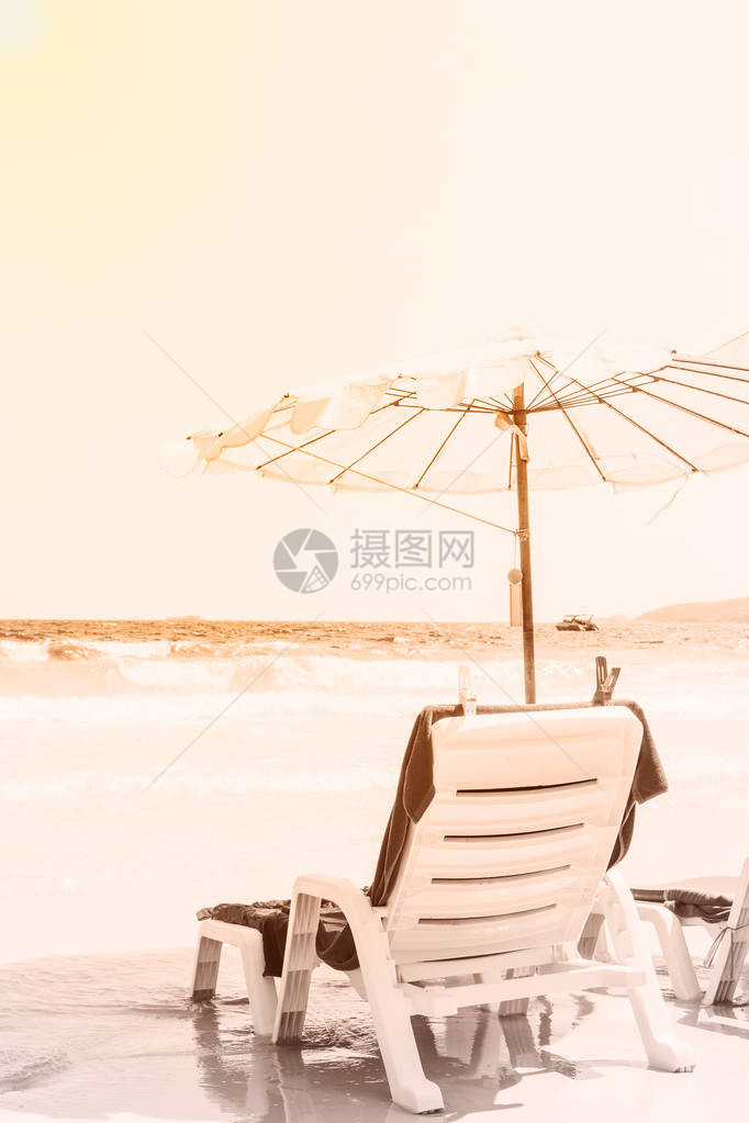 暑假背景白沙滩和海边的甲板椅旅行和节图片