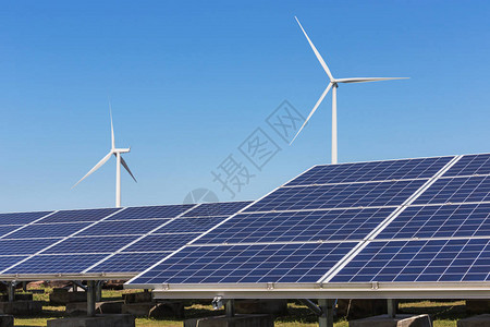 带有风力涡轮机的太阳能电池或光伏电池在蓝天混合电站系统站中发电替代可图片