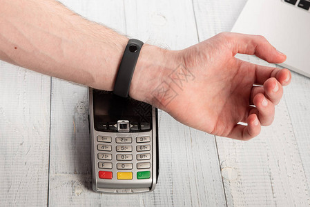 男以智能手表支付NFC技术费用图片